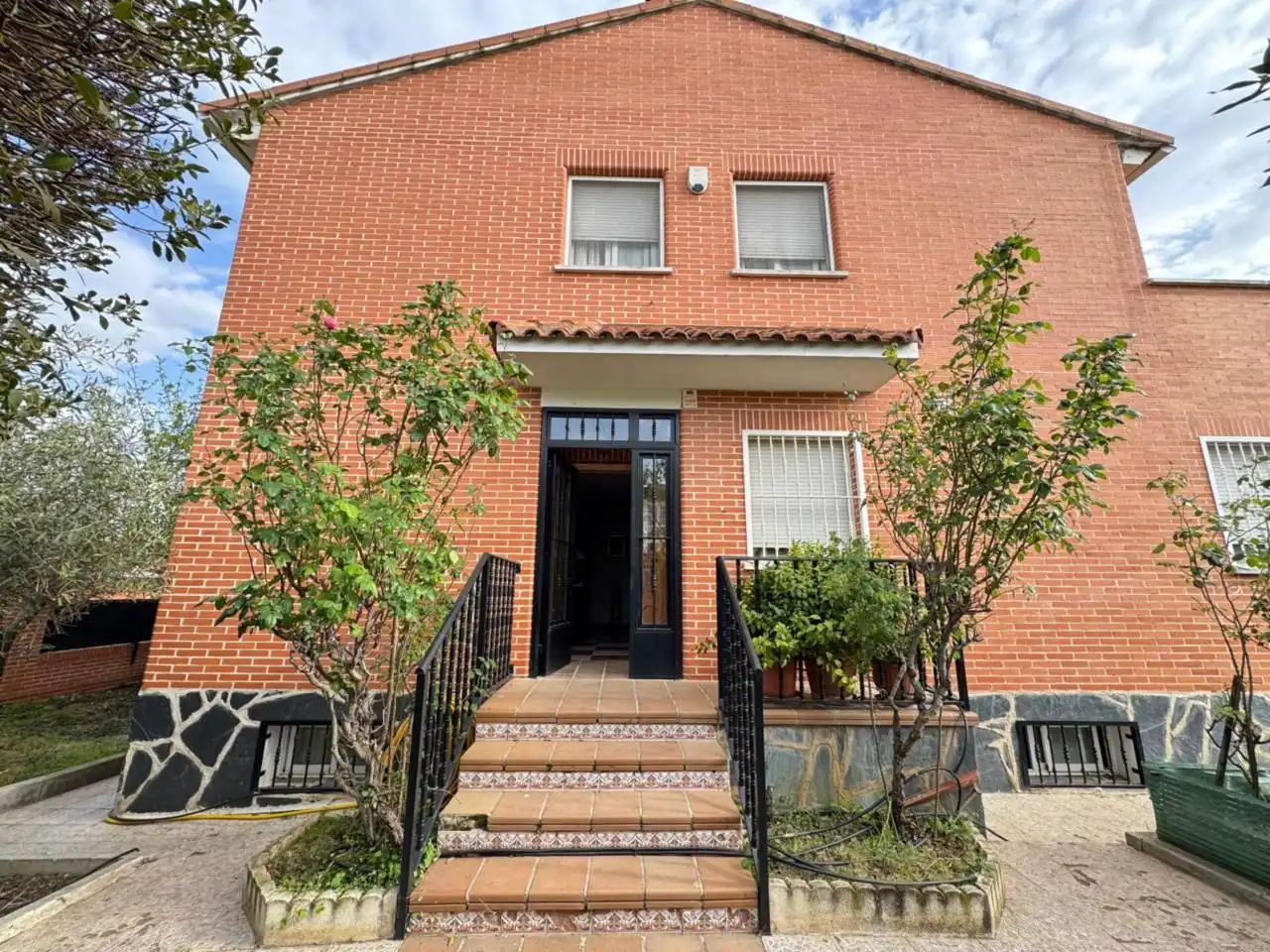 Vista exterior de Casa o chalet en venta en Meco con Calefacción, Jardín privado y Terraza