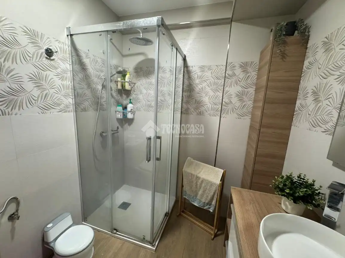 Badezimmer von Wohnung zum Verkauf in Huelva mit Klimaanlage