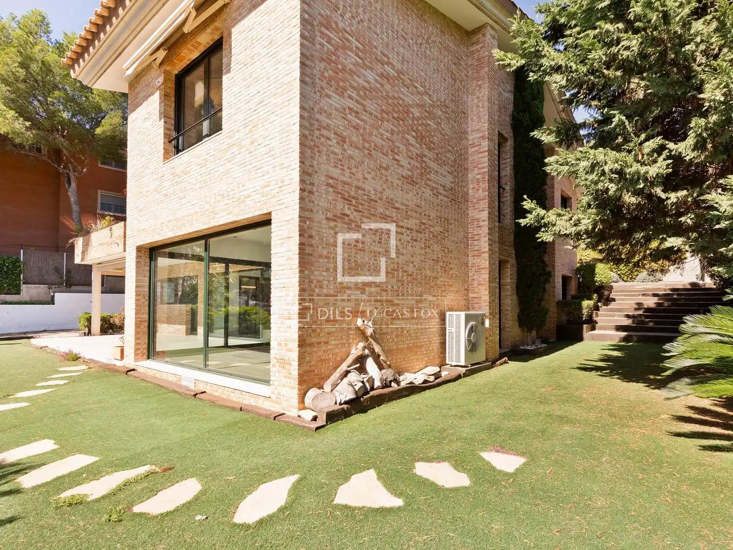 Vista exterior de Casa o xalet de lloguer en Castelldefels amb Aire condicionat, Calefacció i Jardí privat