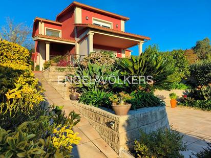 Vista exterior de Casa o xalet en venda en Poio amb Calefacció, Jardí privat i Parquet