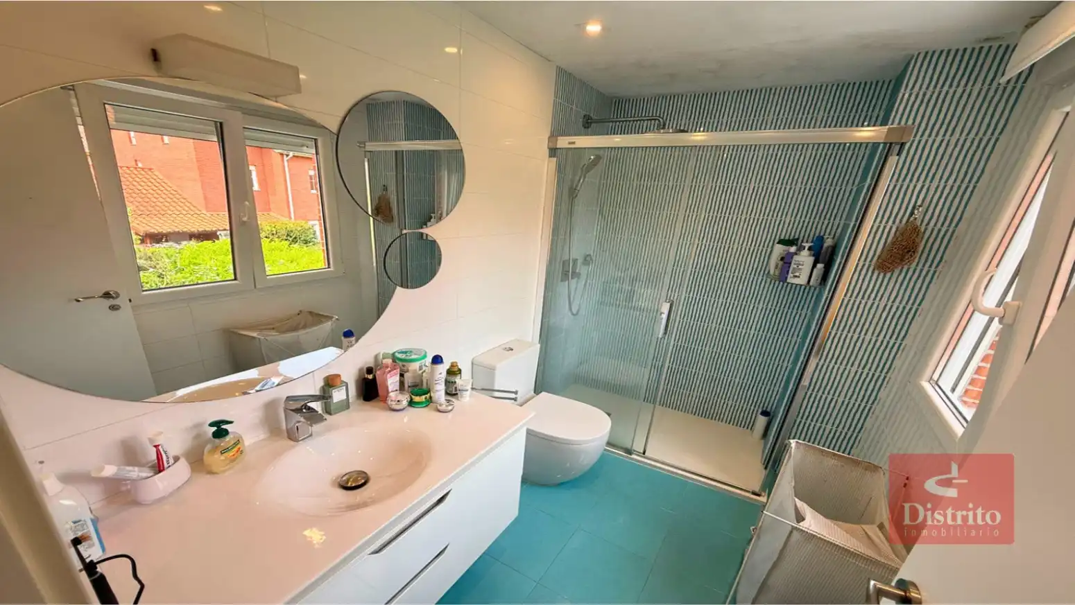 Badezimmer von Einfamilien-Reihenhaus zum Verkauf in Piélagos mit Heizung, Privatgarten und Terrasse