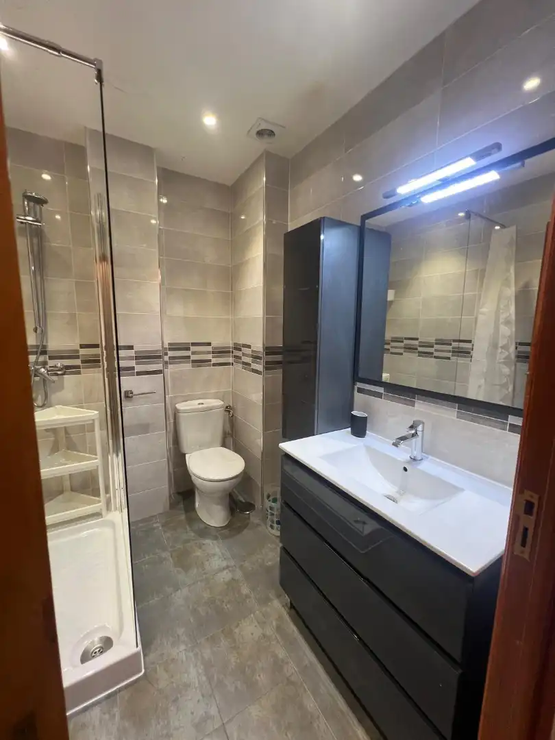 Bathroom of Flat for rent in Madrid  with Air Conditioner, Heating and Parquet flooring