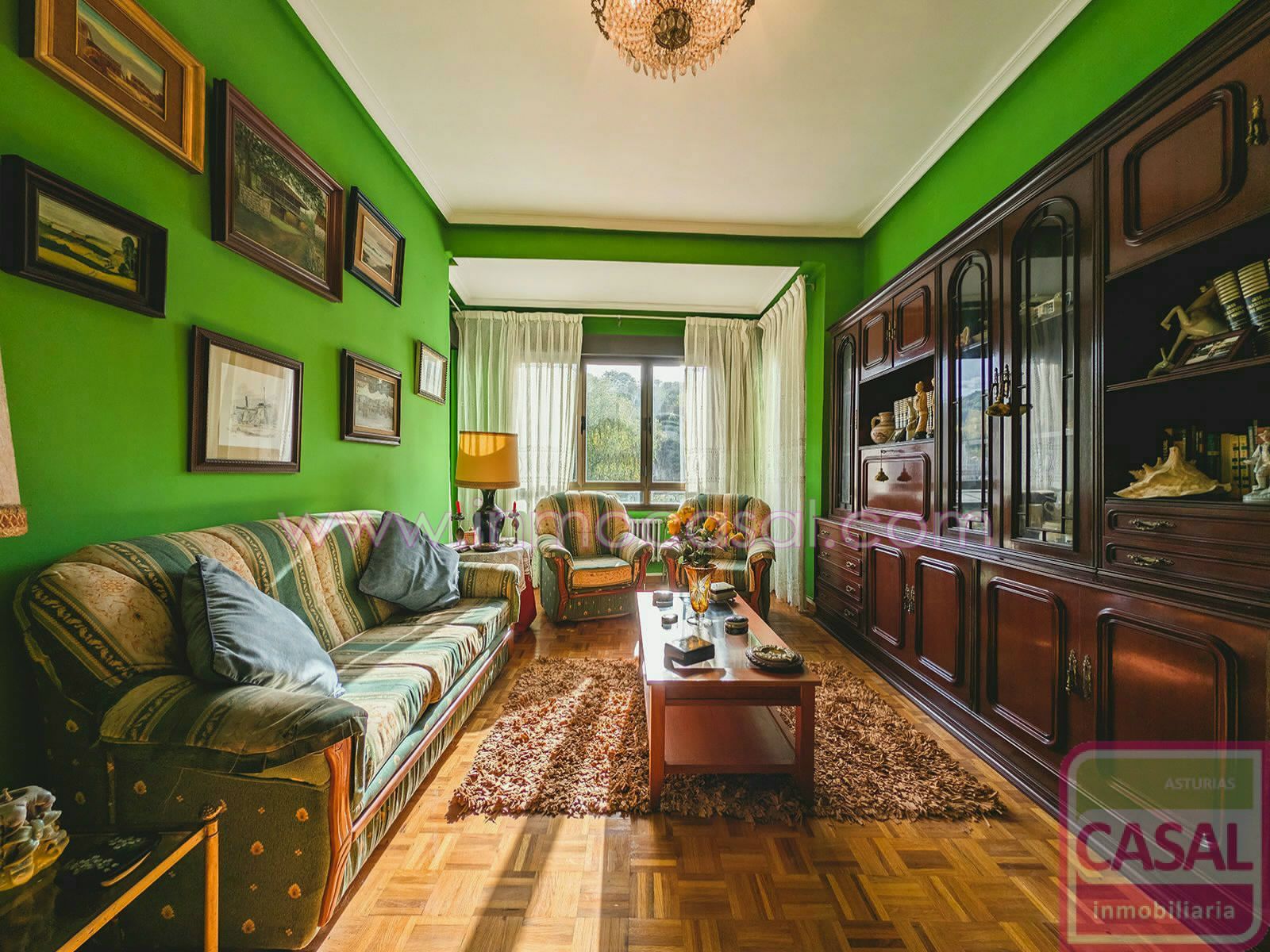 Sala d'estar de Pis en venda en Oviedo  amb Calefacció, Traster i Moblat