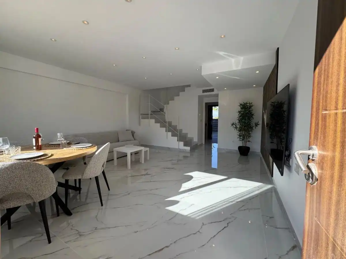 Sala de estar de Casa adosada en venta en Torrevieja con Aire acondicionado, Jardín privado y Amueblado