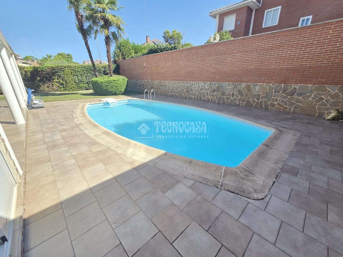 Single-family semi-detached for sale in Hispanoamérica - Comunidades