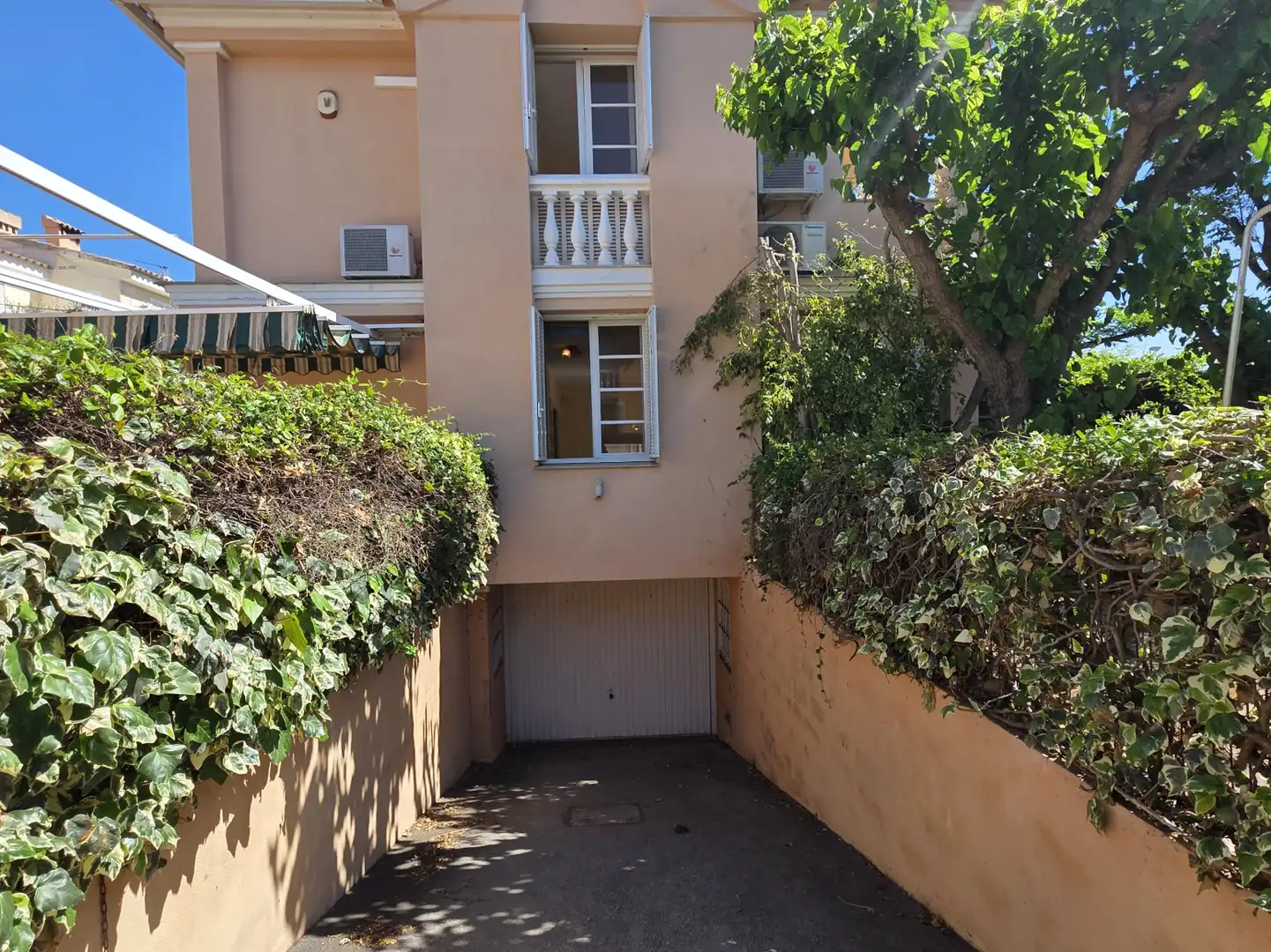Vista exterior de Casa adosada en venda en Benicasim / Benicàssim amb Calefacció, Jardí privat i Terrassa