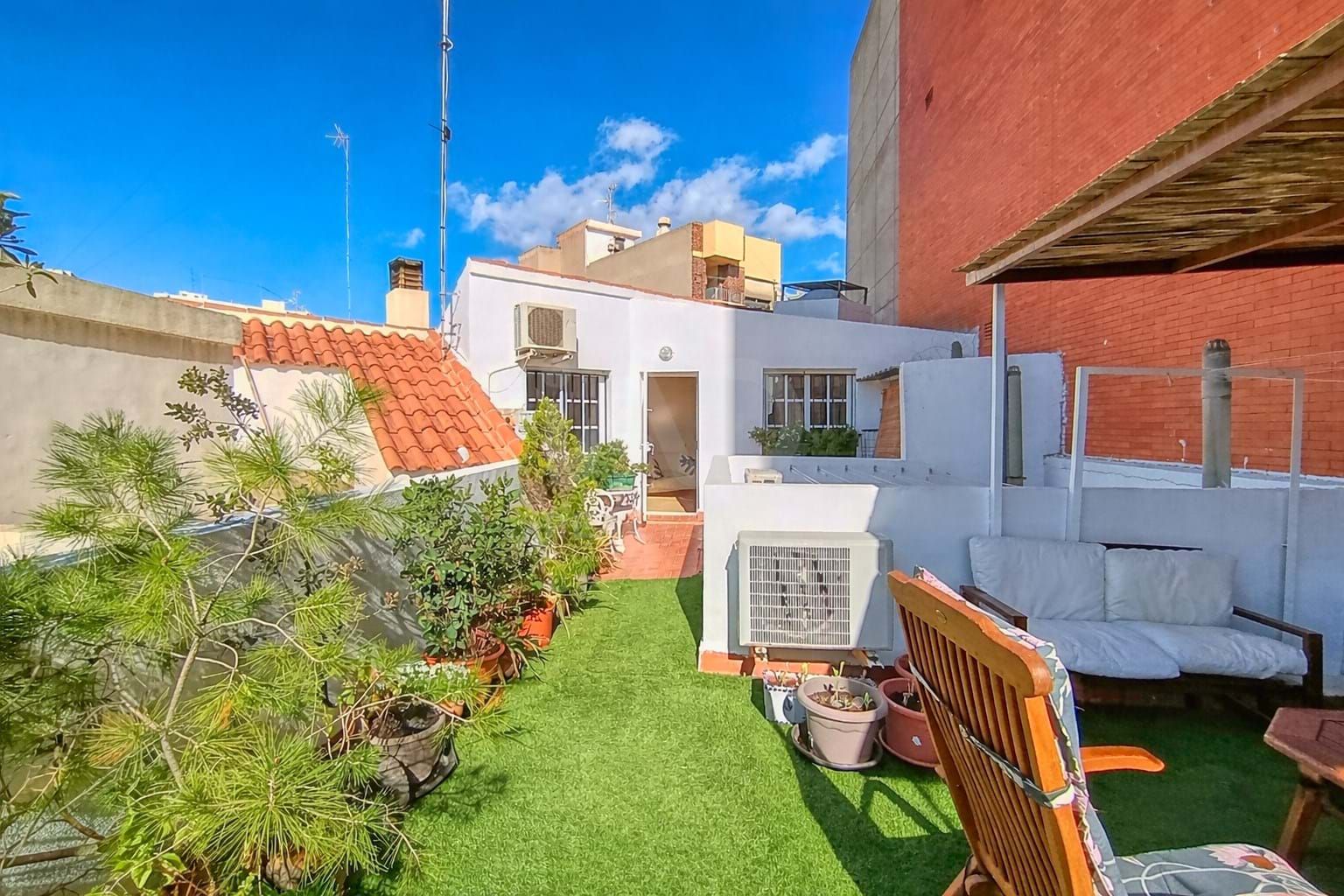 Außenansicht von Einfamilien-Reihenhaus zum Verkauf in San Vicente del Raspeig / Sant Vicent del Raspeig mit Klimaanlage, Heizung und Terrasse