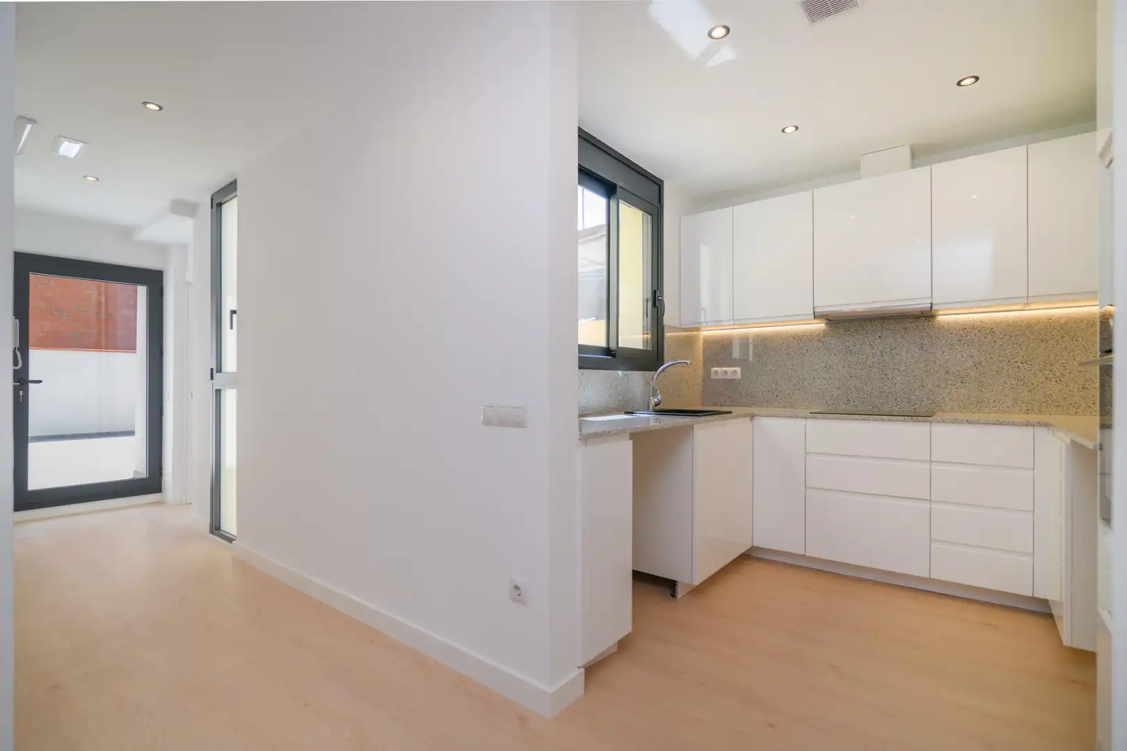 Penthouse with terrace for sale in Carrer Victòria 95, imagen 13
