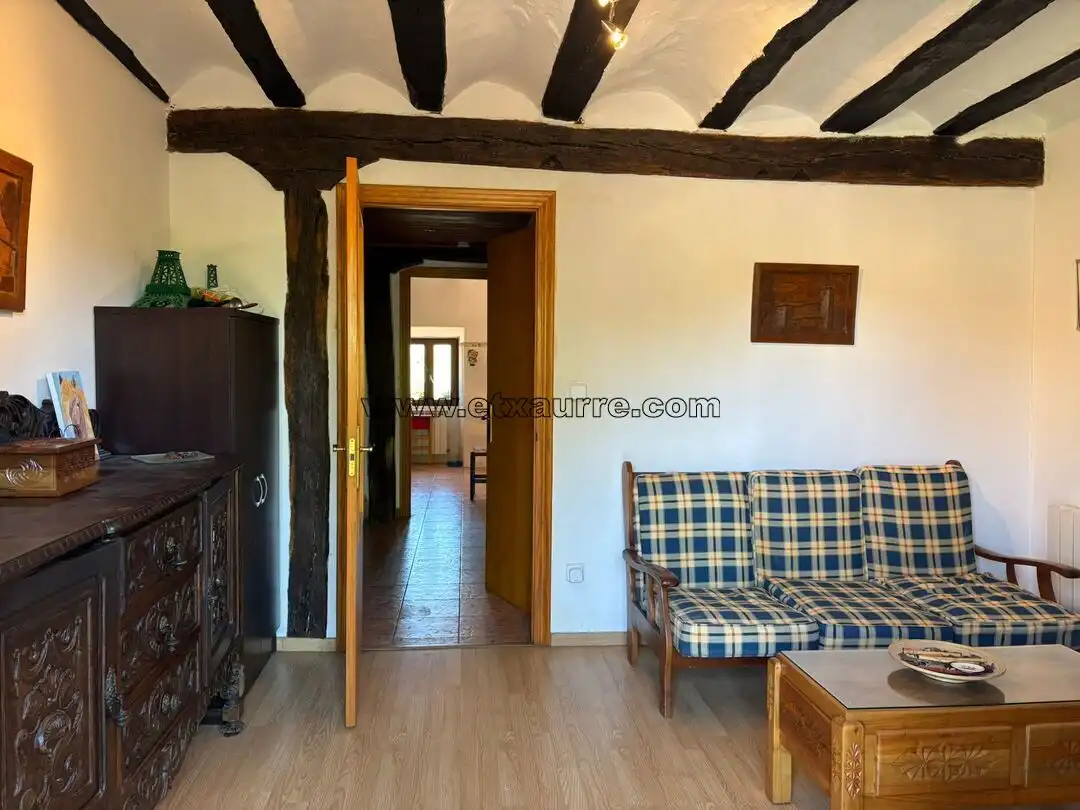 Wohnzimmer von Country house zum Verkauf in Ayala / Aiara mit Heizung