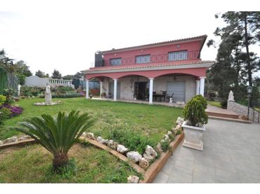 Casa con piscina in vendita a Calle roselles 44