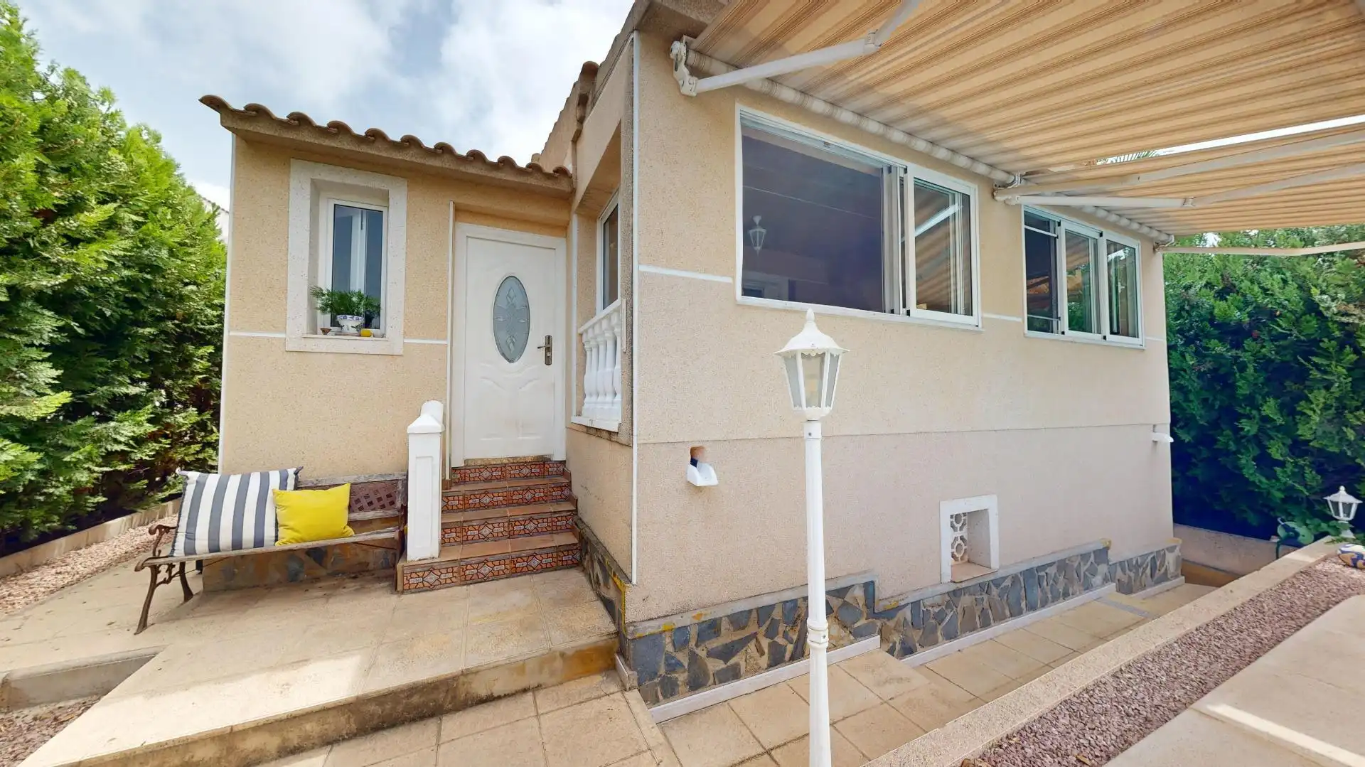 Vista exterior de Casa o xalet en venda en Torrevieja amb Aire condicionat, Calefacció i Jardí privat