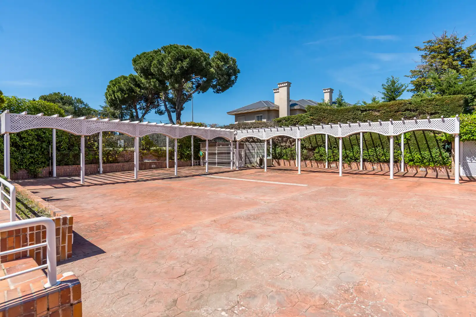 Parking de Casa o chalet en venta en Pozuelo de Alarcón con Aire acondicionado, Calefacción y Jardín privado