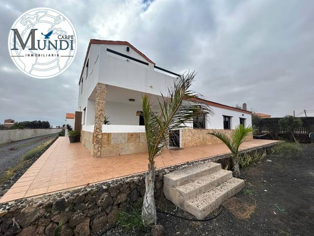 Casa-chalet en Venta en Calle Majanicho en Lajares