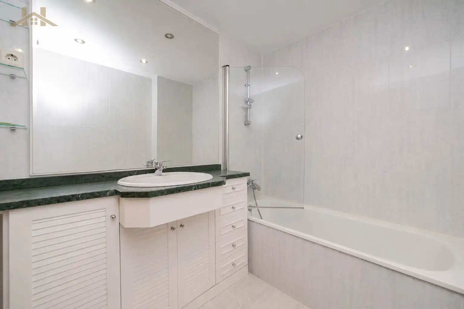 Badezimmer von Wohnung zum Verkauf in Alcorcón mit Abstellraum, Ofen und Balkon