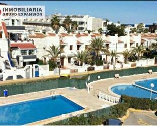 Vista exterior de Casa adosada en venda en Torrevieja amb Jardí privat, Terrassa i Traster