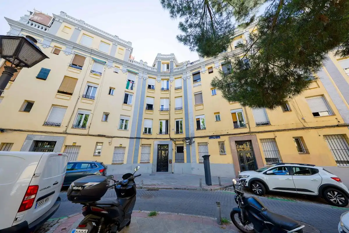 Vista exterior de Pis en venda en Madrid amb Calefacció