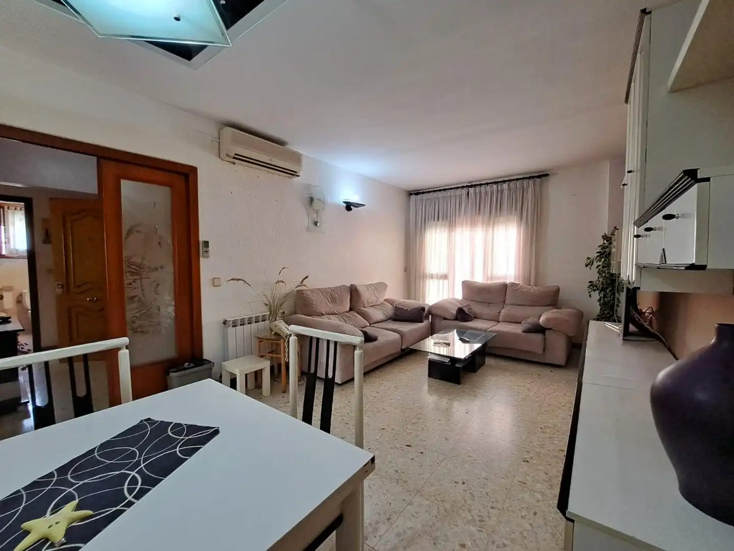 Sala d'estar de Pis en venda en Olesa de Montserrat amb Aire condicionat, Calefacció i Jardí privat