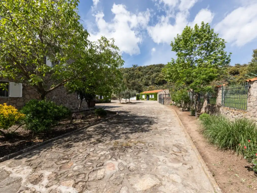 Vista exterior de Casa o chalet en venta en Espinoso del Rey con Terraza, Piscina y Amueblado
