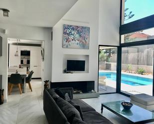 Sala d'estar de Casa o xalet de lloguer en Castelldefels amb Terrassa i Piscina