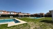Piscina de Casa adosada en venda en Los Barrios amb Jardí privat, Terrassa i Piscina comunitària