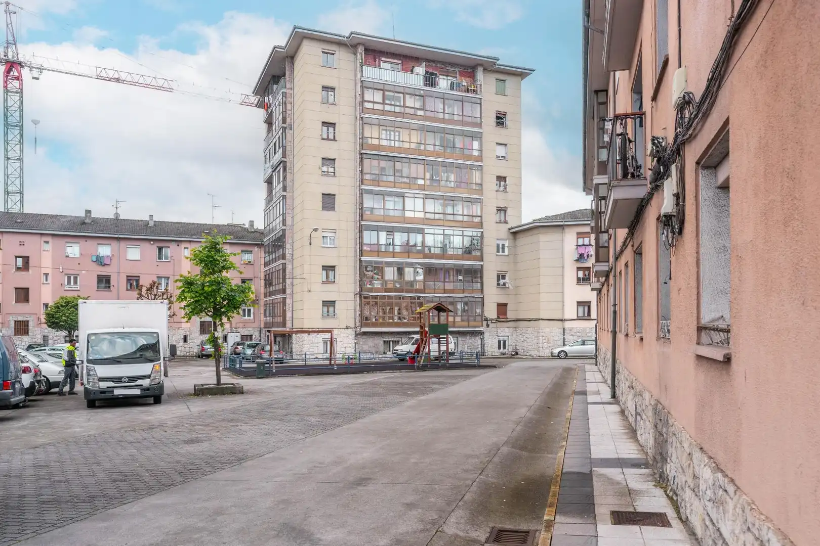Vista exterior de Pis en venda en Oviedo  amb Calefacció, Moblat i Alarma