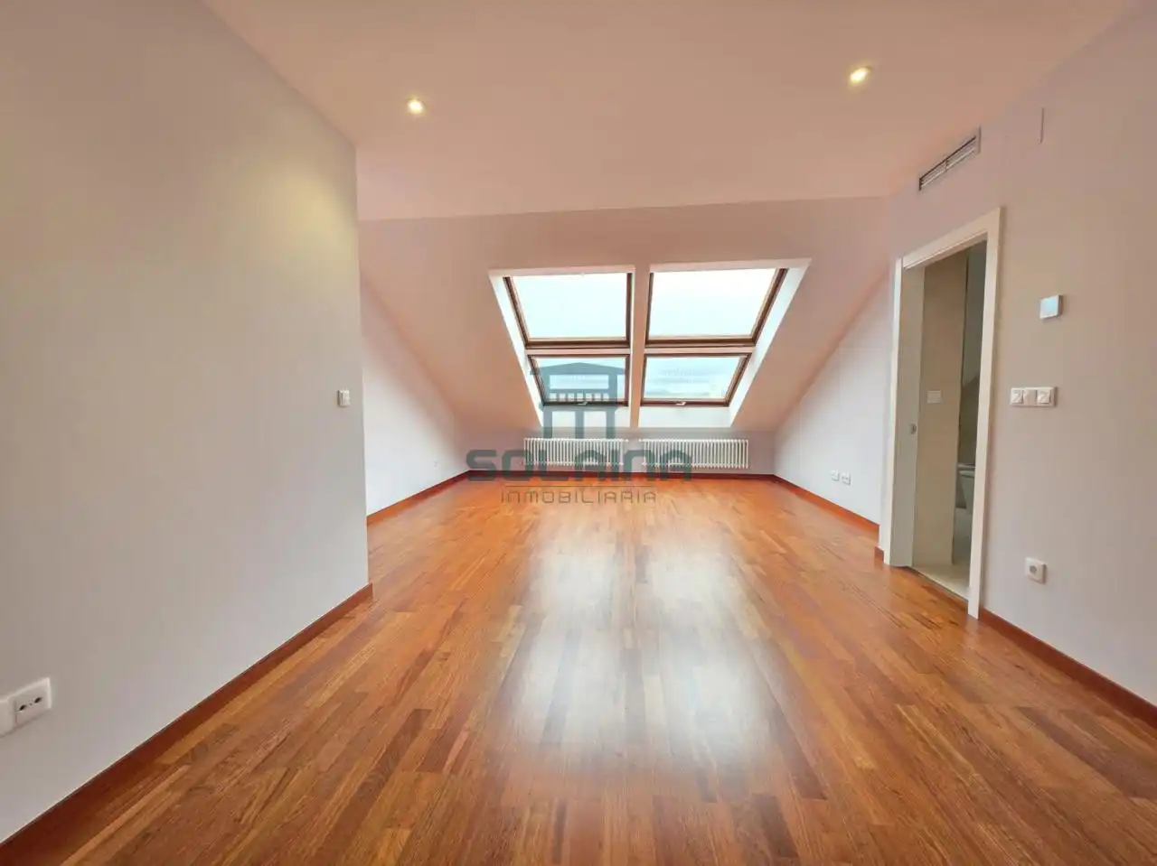 Sala d'estar de Casa adosada en venda en Ourense Capital  amb Calefacció, Jardí privat i Terrassa