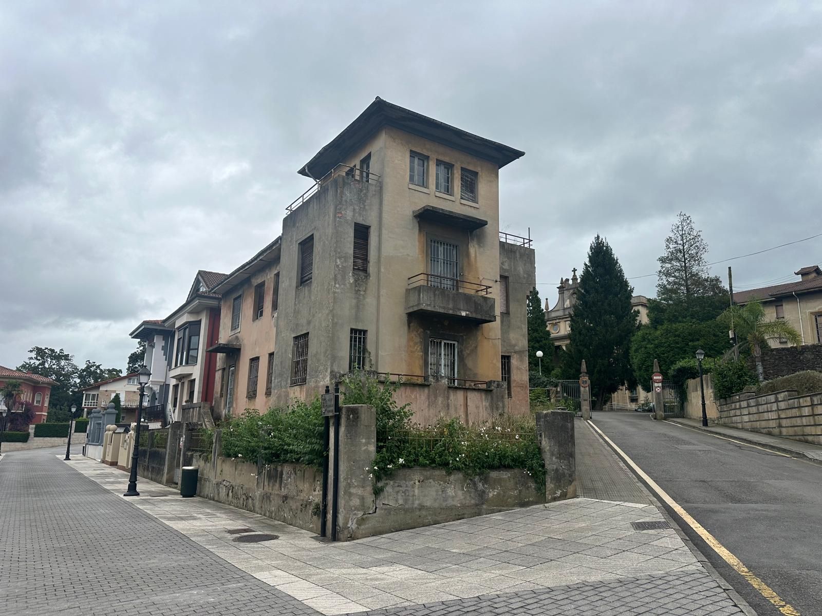 Vista exterior de Casa o xalet en venda en Oviedo  amb Jardí privat