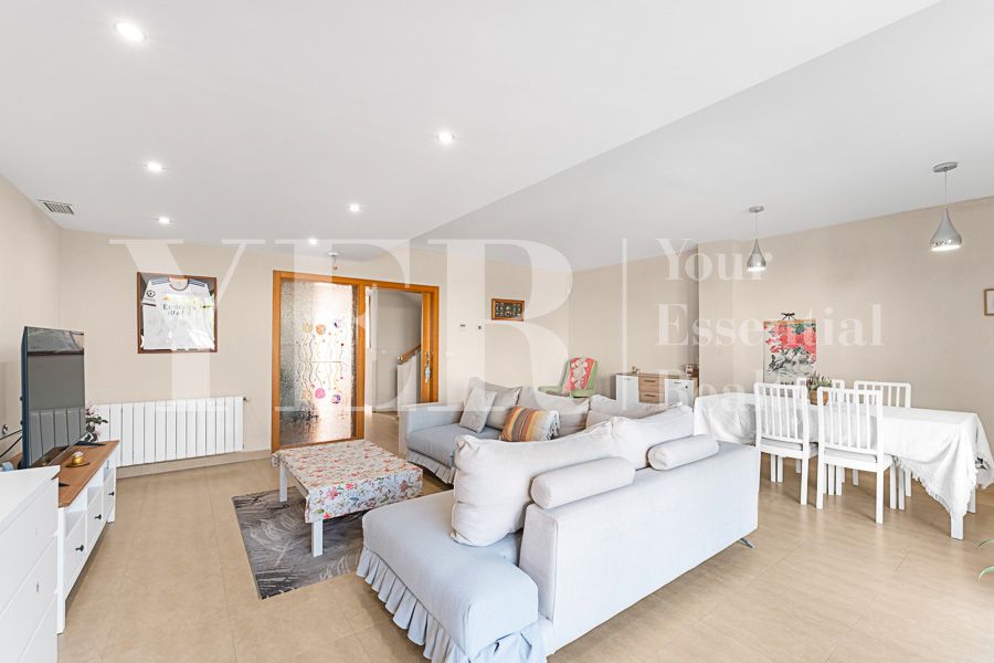 Sala d'estar de Casa adosada en venda en Alicante / Alacant amb Aire condicionat, Jardí privat i Terrassa