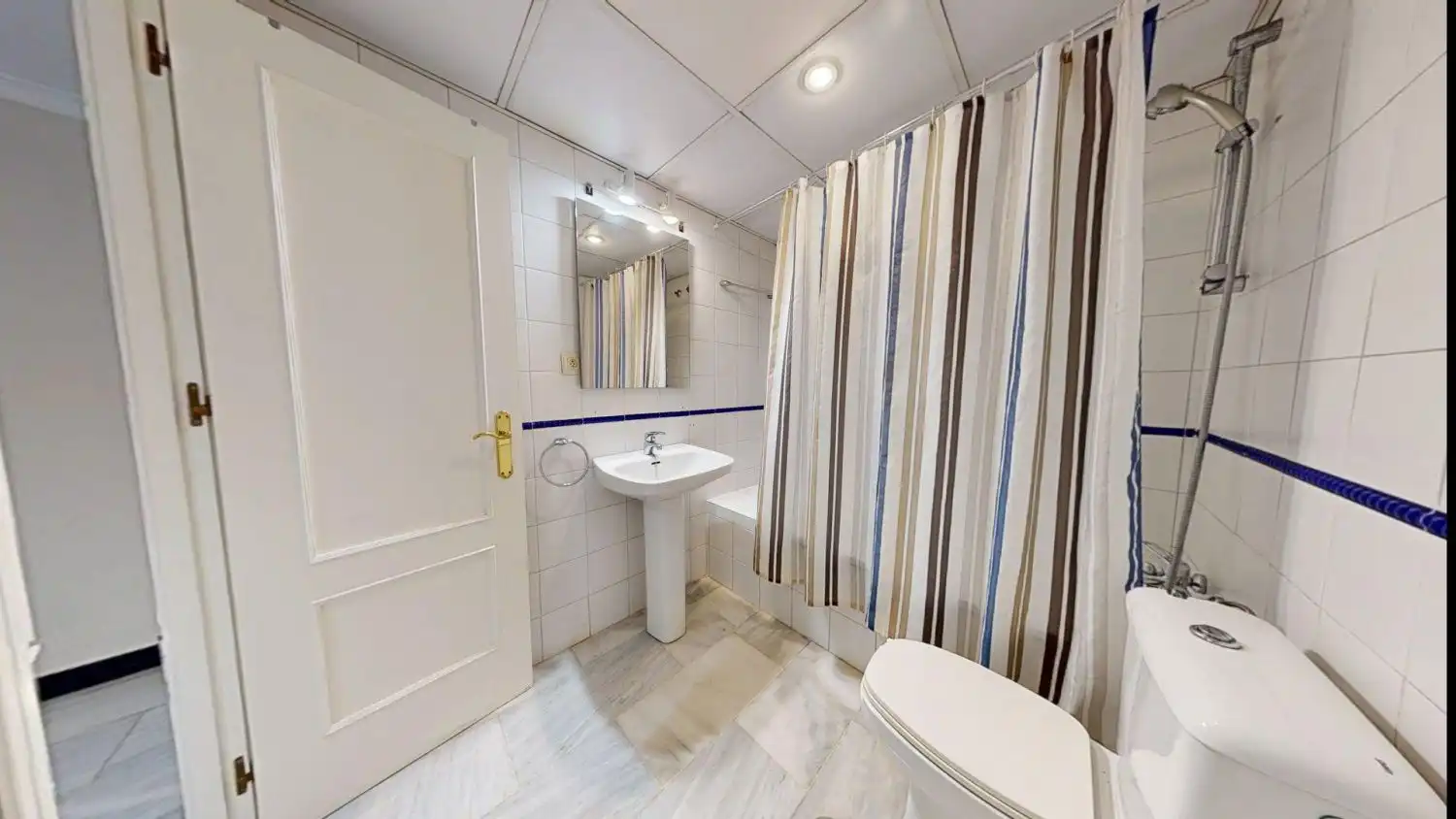 Badezimmer von Wohnung zum Verkauf in San Juan de Aznalfarache mit Klimaanlage, Heizung und Abstellraum