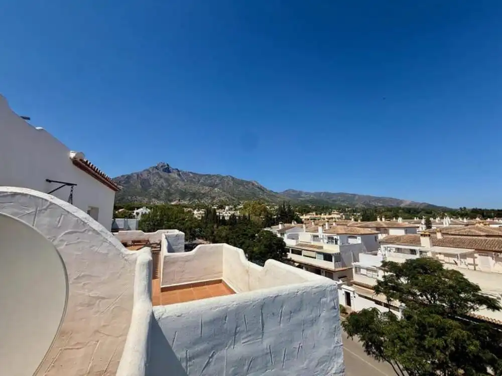 Vista exterior de Ático de alquiler en Marbella con Aire acondicionado, Terraza y Piscina