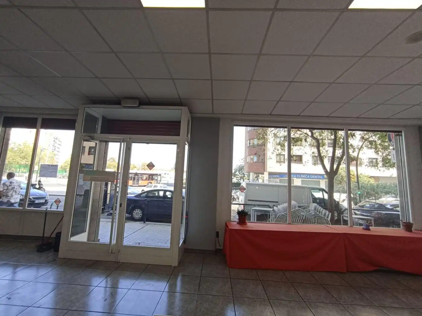 Local comercial de lloguer a Calle de Escoriaza y Fabro 109