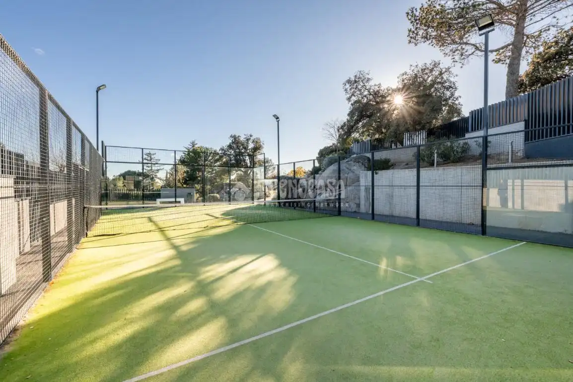 Vista exterior de Piso en venta en Torrelodones con Aire acondicionado, Jardín privado y Piscina comunitaria