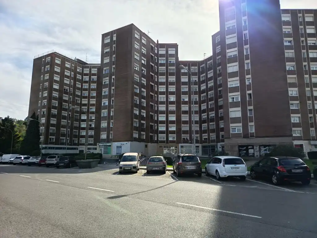 Vista exterior de Pis en venda en Llaranes