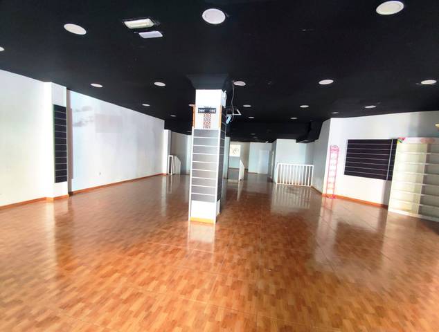 Local comercial en Alquiler en Calle Granada en Barrio Alto - San Félix