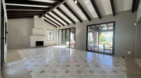 Una Villa Andaluza Tradicional con Piscina Privada y Amplias Terrazas