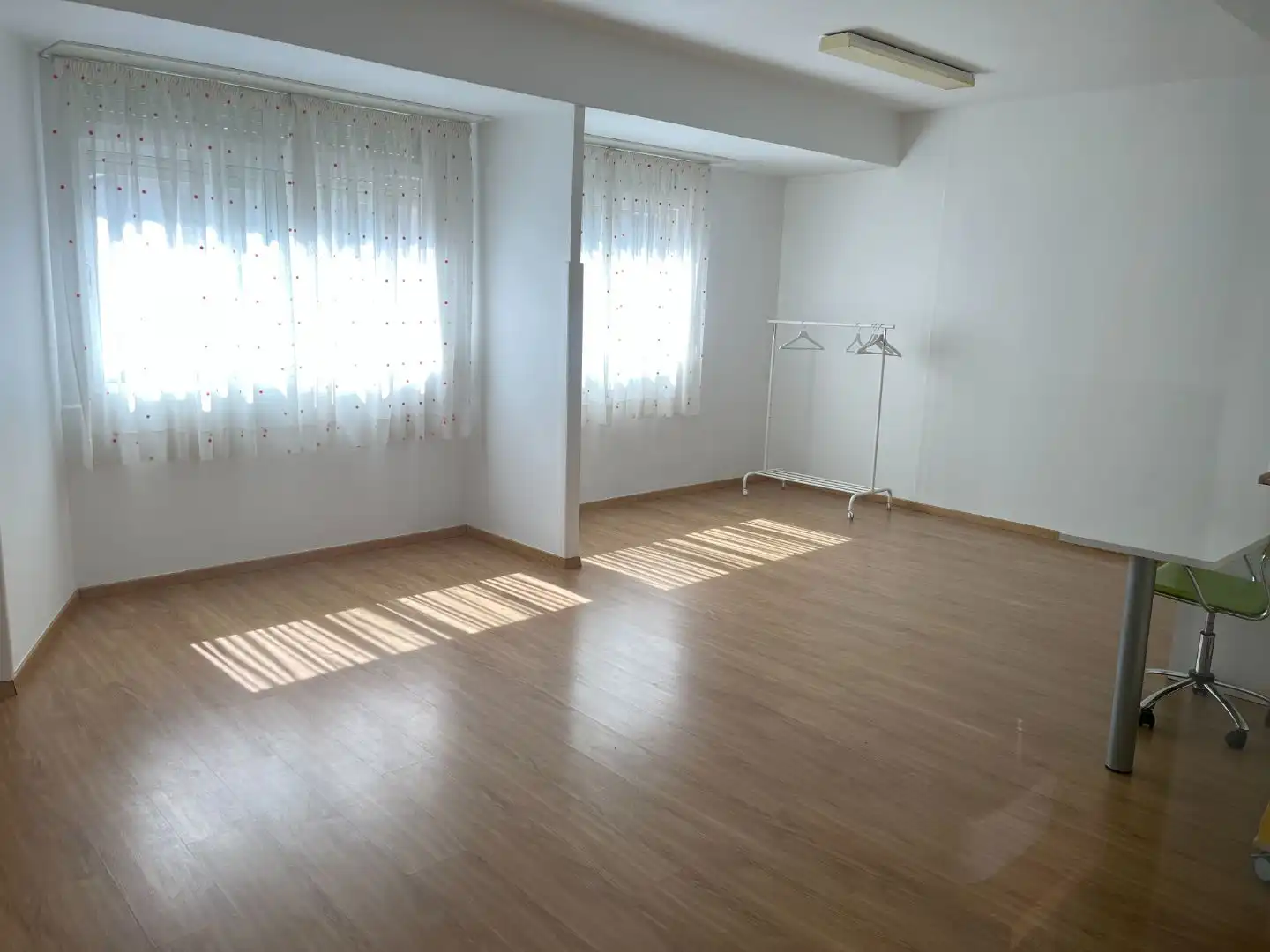 Schlafzimmer von Geschaftsraum zur Miete in Vilagarcía de Arousa mit Klimaanlage, Heizung und Parkett
