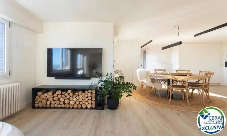 Sala d'estar de Àtic en venda en Figueres amb Aire condicionat, Calefacció i Parquet