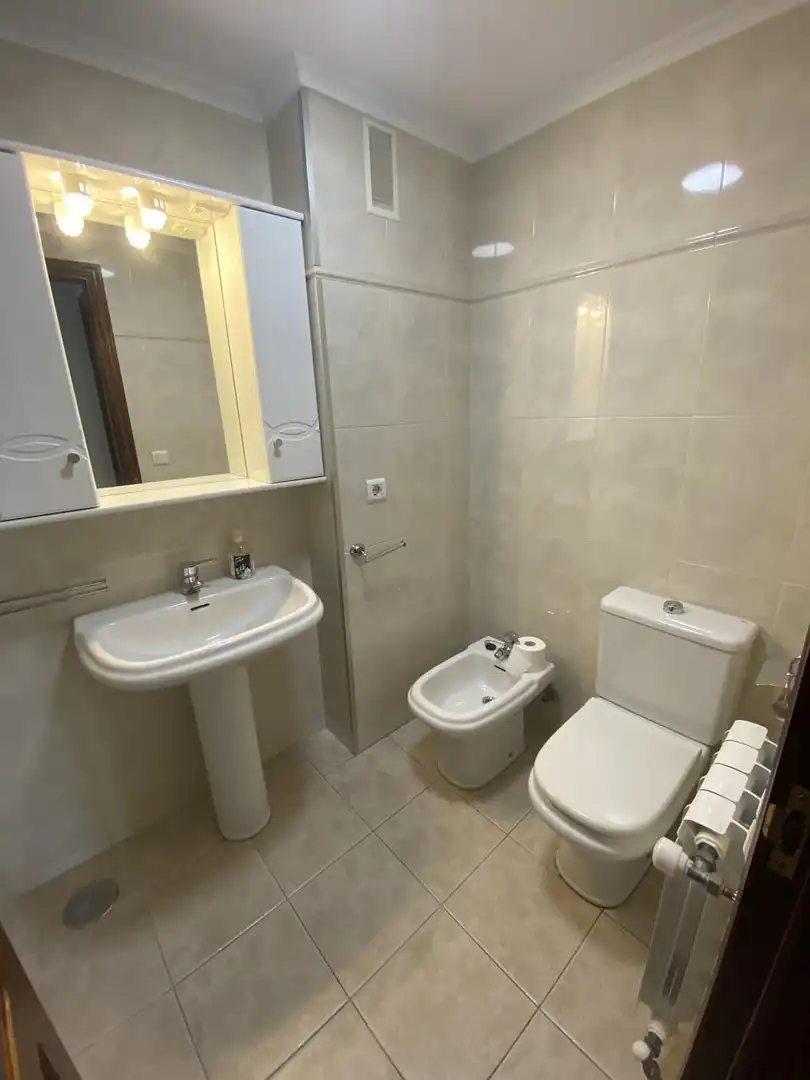 Baño de Piso de alquiler en A Coruña Capital  con Calefacción y Amueblado