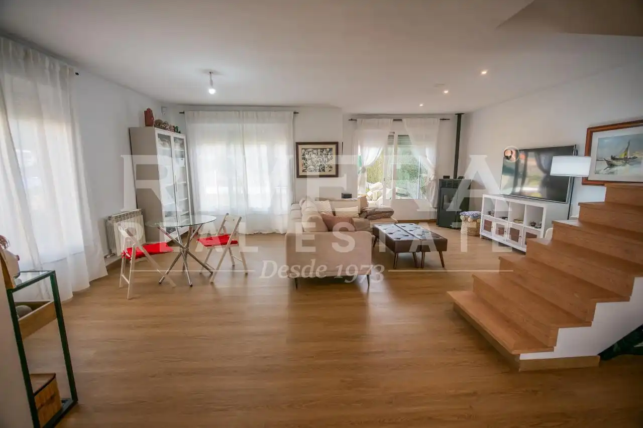 Sala d'estar de Casa adosada en venda en Sanxenxo amb Calefacció, Jardí privat i Terrassa