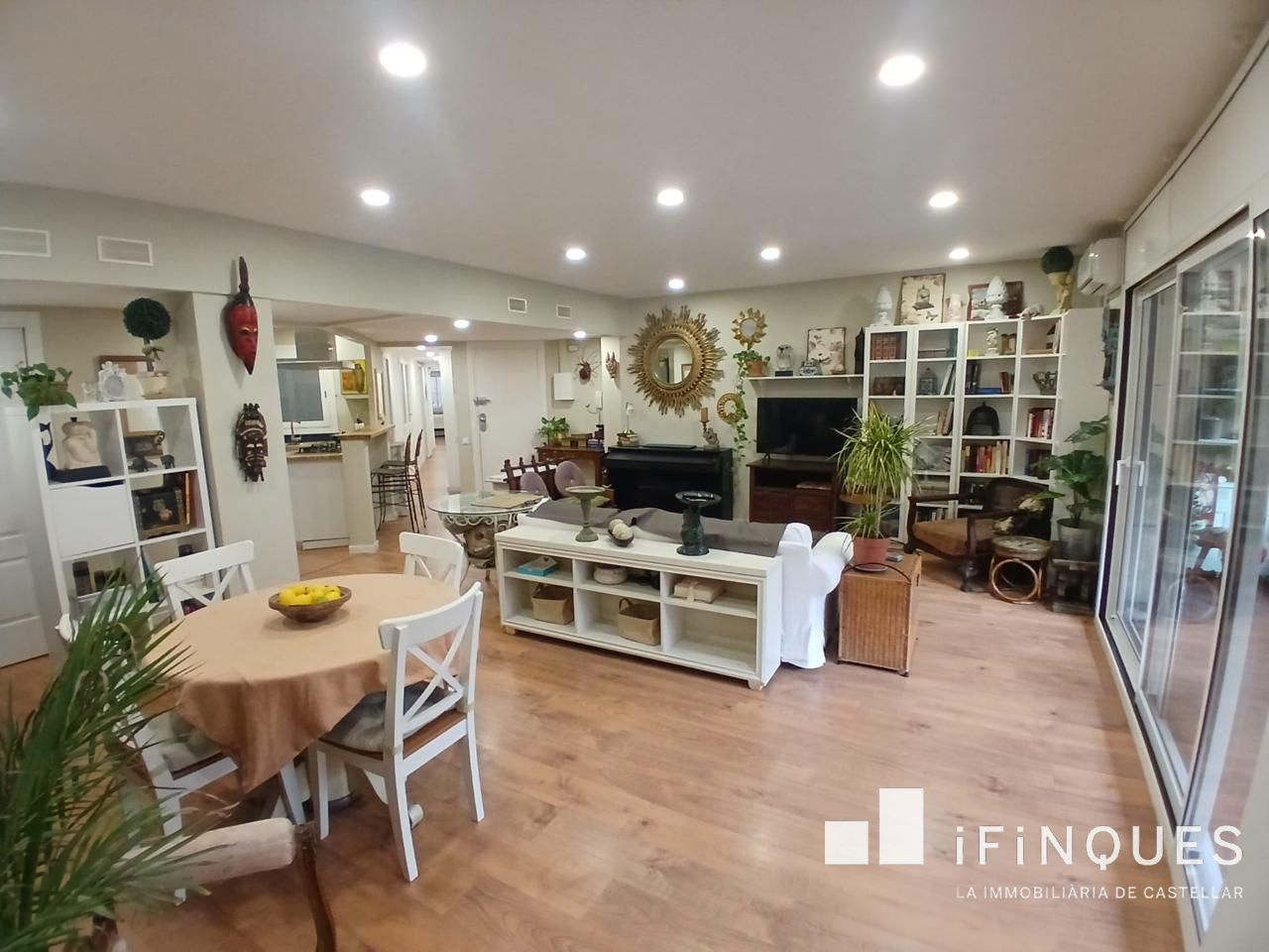 Living room of Flat for sale in Sant Cugat del Vallès  with Air Conditioner, Parquet flooring and Terrace