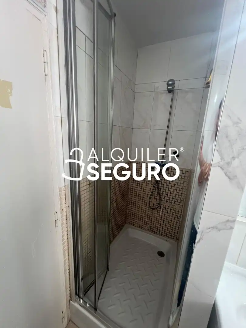 Baño de Piso de alquiler en Madrid con Aire acondicionado y Calefacción
