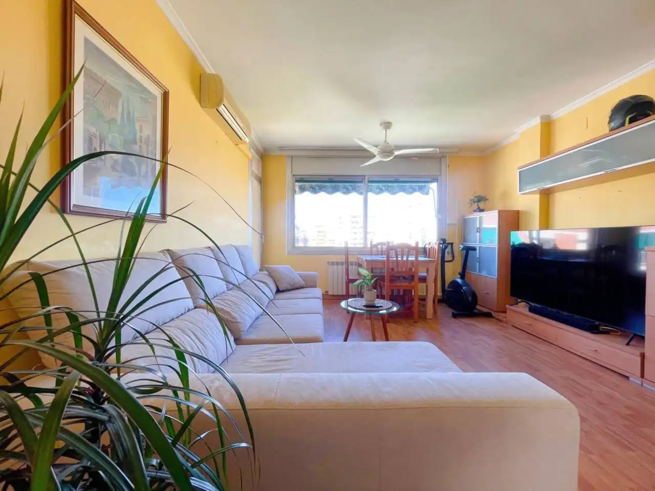 Sala de estar de Piso en venta en Cerdanyola del Vallès con Aire acondicionado, Calefacción y Parquet