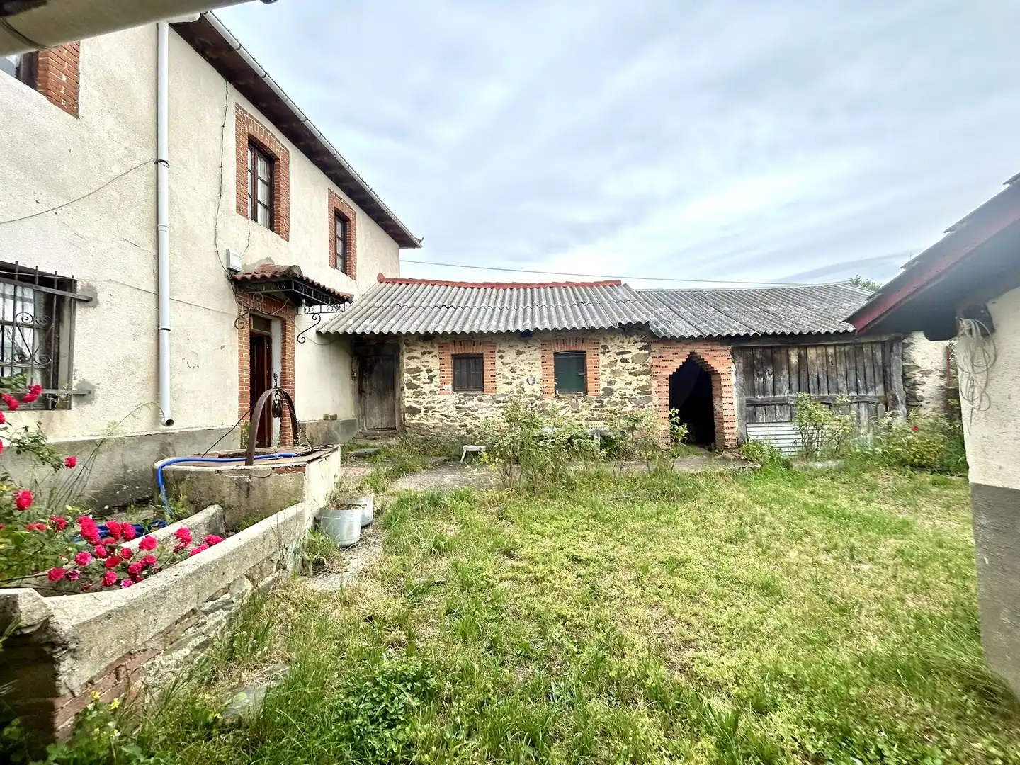 Vista exterior de Finca rústica en venta en Riello con Calefacción