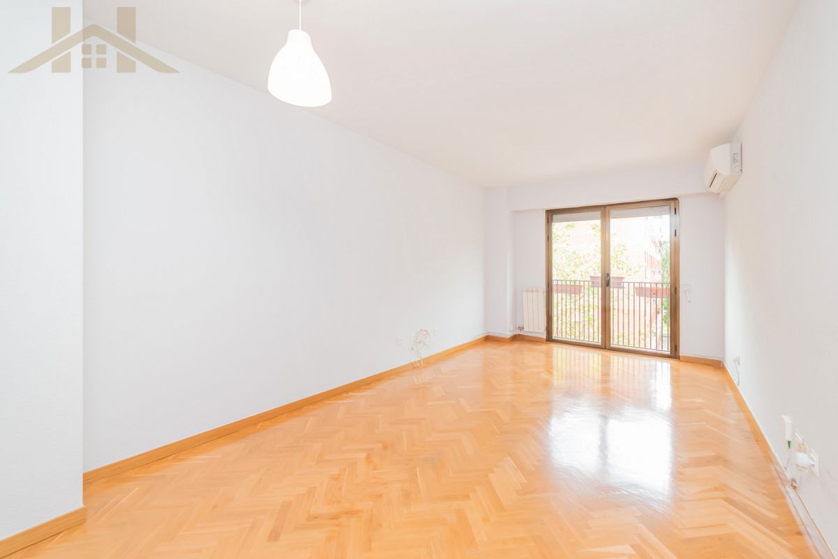 Bedroom of Flat for sale in Tres Cantos  with Air Conditioner, Heating and Balcony