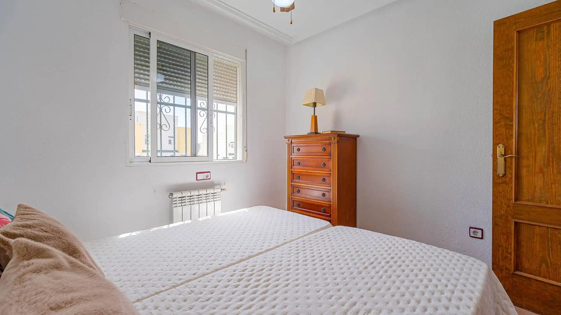 Habitación de Casa adosada en venta en Orihuela con Aire acondicionado, Calefacción y Jardín privado
