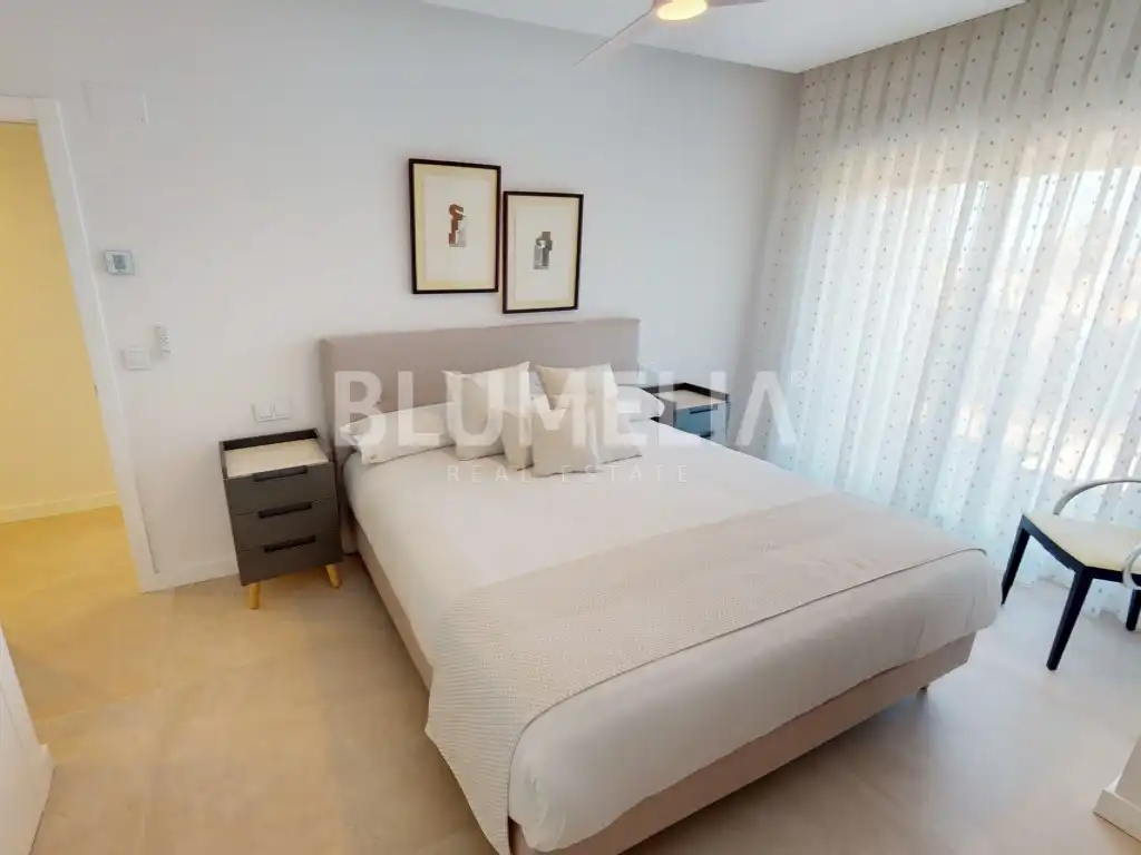 Schlafzimmer von Dachboden zum Verkauf in Oliva mit Klimaanlage, Heizung und Privatgarten