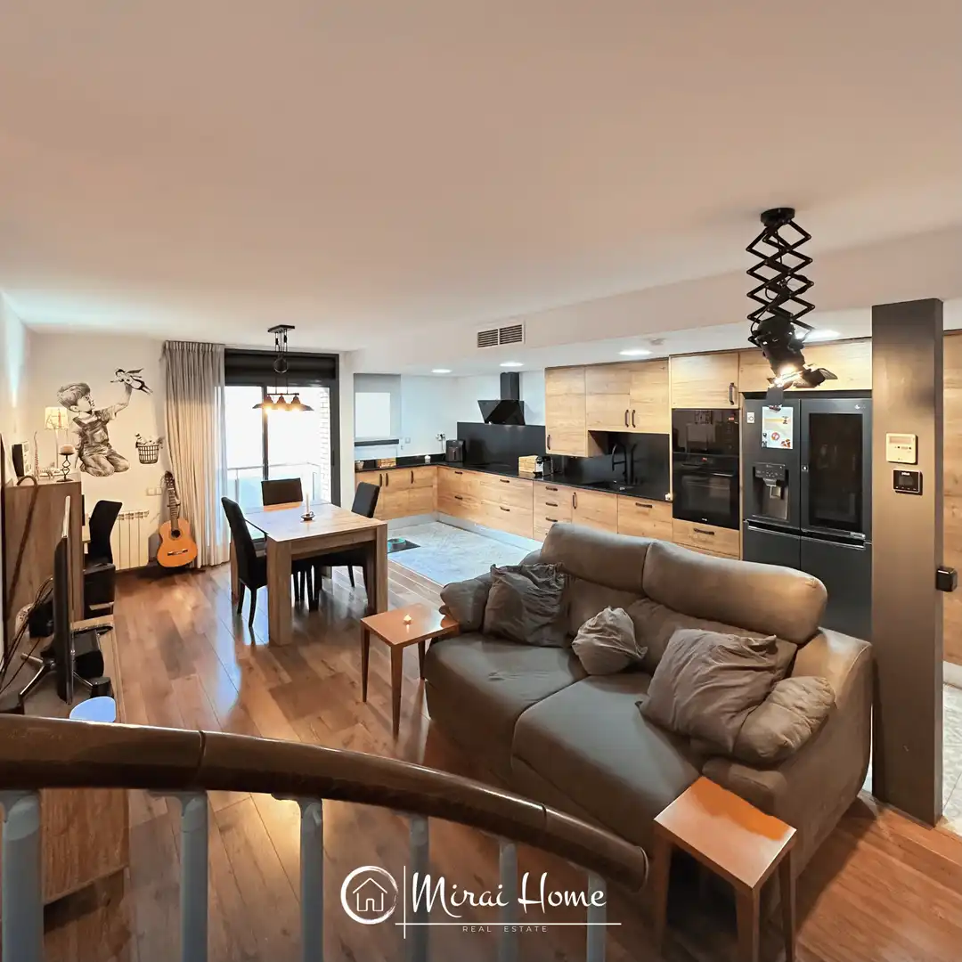 Sala d'estar de Dúplex en venda en Santa Coloma de Gramenet amb Aire condicionat, Calefacció i Parquet