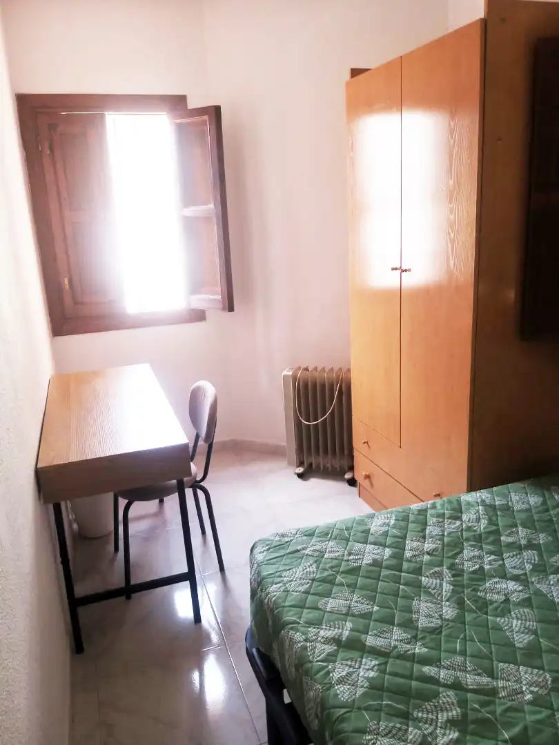 Habitación de Apartamento de alquiler en Granada con Amueblado, Lavadora y Microondas