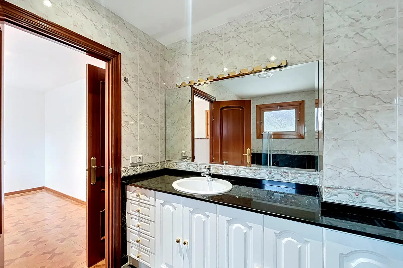 Badezimmer von Haus oder Chalet zur Miete in Escaldes – Engordany mit Heizung, Privatgarten und Parkett