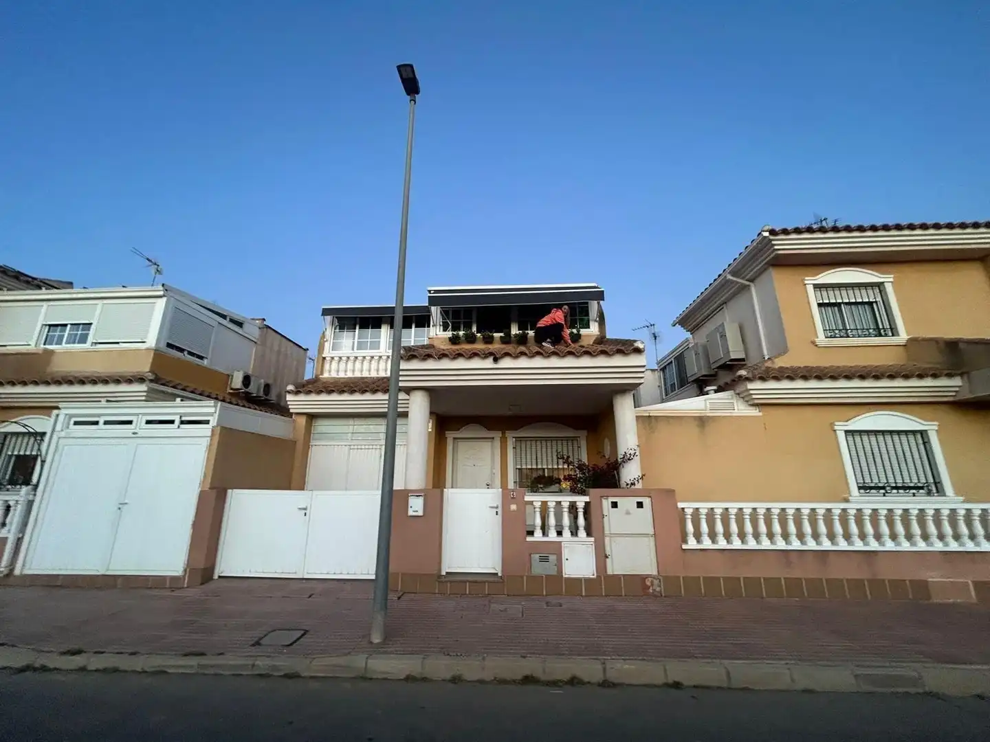 Vista exterior de Casa adosada en venda en Los Alcázares amb Aire condicionat, Terrassa i Traster